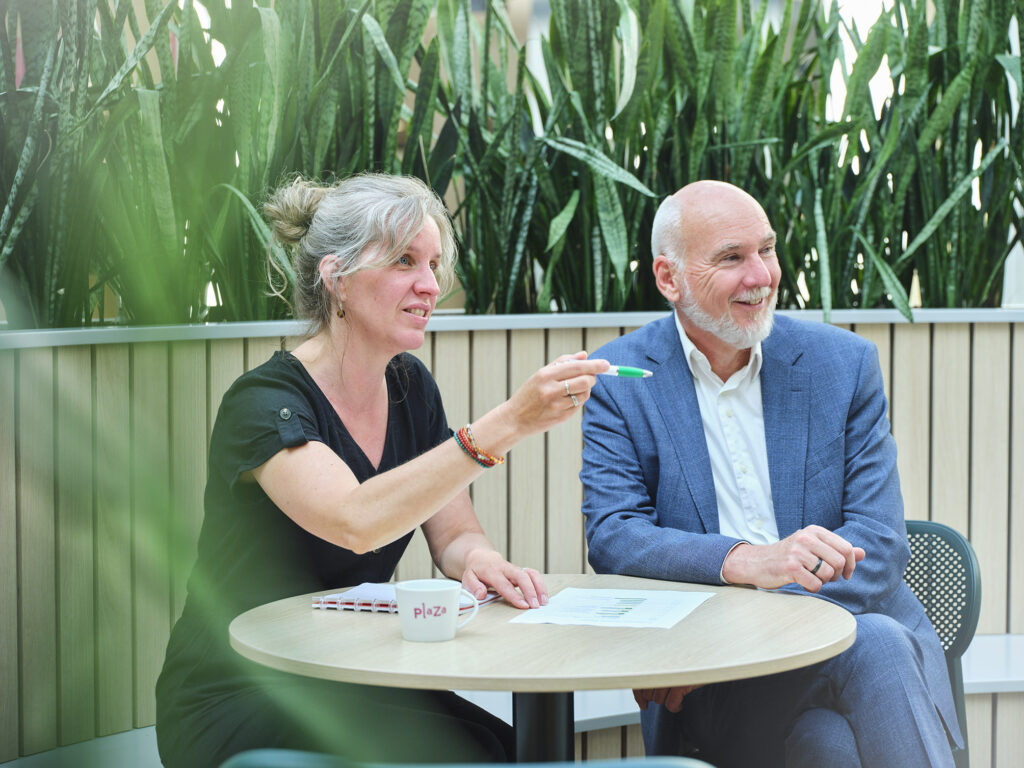 Een adviseur van Ergon in gesprek met Fred Wichard van Summa college.